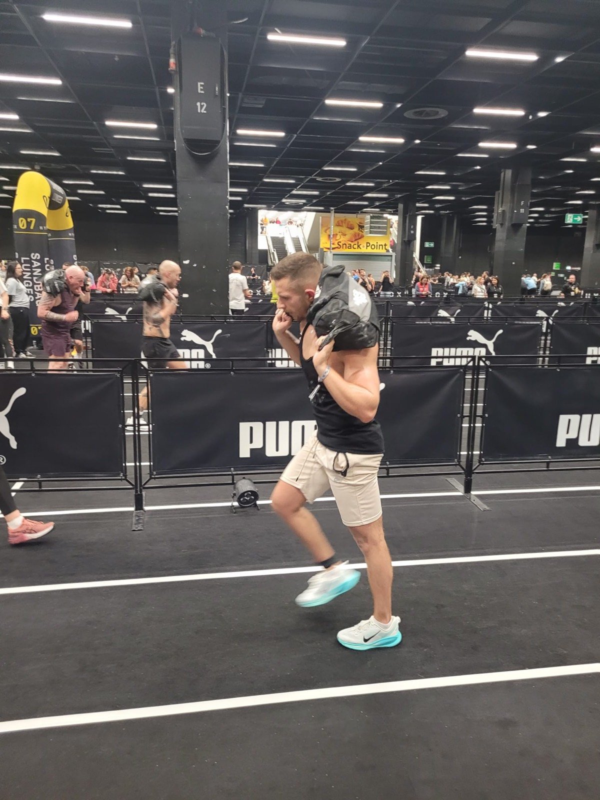 Michael Krause bei den Sandbag Lunges, HYROX Köln 2025